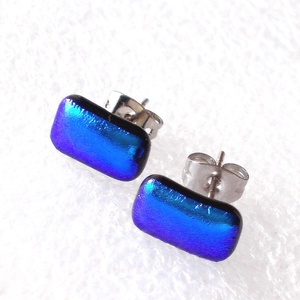 Orvosi fém! Kék dichroic trendi stiftes  fülbevaló, ajándék  névnapra, születésnapra. - ékszer - fülbevaló - pötty fülbevaló - Meska.hu