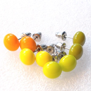 ORVOSI FÉM! Narancsárga üveg fülbevaló, ajándék  névnapra, születésnapra. - ékszer - fülbevaló - pötty fülbevaló - Meska.hu