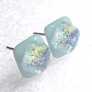 ORVOSI FÉM! Százszorszép  dichroic  fülbevaló, ajándék névnapra, születésnapra. - Meska.hu