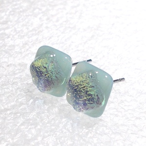 ORVOSI FÉM! Százszorszép  dichroic  fülbevaló, ajándék névnapra, születésnapra. - ékszer - fülbevaló - pötty fülbevaló - Meska.hu