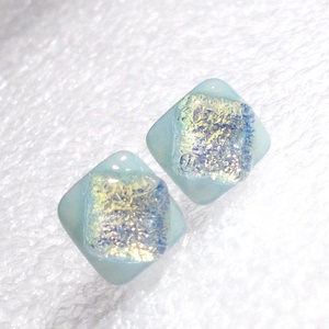 ORVOSI FÉM! Százszorszép  dichroic  fülbevaló, ajándék névnapra, születésnapra. - ékszer - fülbevaló - pötty fülbevaló - Meska.hu