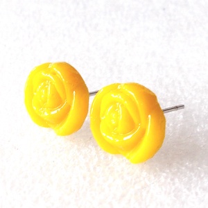 NEMESACÉL! Sárga minirózsa üveg stiftes fülbevaló, ajándék  ballagásra, névnapra, születésnapra. - ékszer - fülbevaló - lógós kerek fülbevaló - Meska.hu