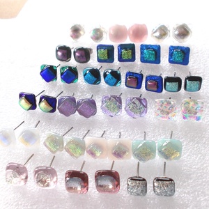 Levendula dichroic  fülbevaló, ajándék névnapra, születésnapra. - ékszer - fülbevaló - pötty fülbevaló - Meska.hu