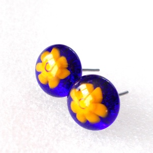  ORVOSI FÉM! Boglárka kékben üveg fülbevaló, ajándék névnapra, születésnapra. - ékszer - fülbevaló - pötty fülbevaló - Meska.hu