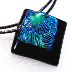 Kék-zöld csillagok  nyaklánc, ajándék névnapra, születésnapra., Ékszer, Ékszerszett, Ékszerkészítés, Üvegművészet, Olvasztásos technikával készült  medál és fülbevaló. 
Elegáns  fekete és  mintás csillogó dichroic ..., MESKA