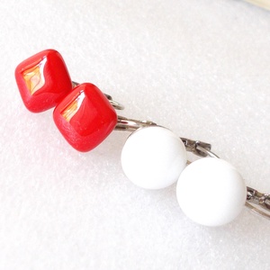 AKCIÓ! Hófehér és piros színű kapcsos fülbevaló, ajándék nőknek névnapra, születésnapra.  - ékszer - fülbevaló - lógó fülbevaló - Meska.hu