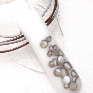 Fehér nyaklánc kavics mintával , ajándék ballagásra, névnapra, születésnapra. - ékszer - ékszerszett - Meska.hu