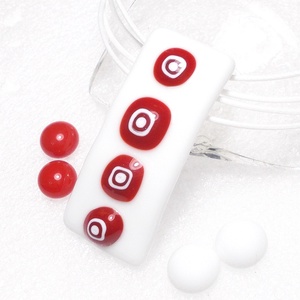 AKCIÓ! Piros-fehér nyaklánc és fülbevalók, ajándék névnapra, születésnapra. - ékszer - ékszerszett - Meska.hu