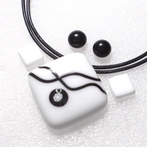 NEMESACÉL!   Fehér fekete nyaklánc és fülbevalók, ajándék névnapra, születésnapra. - ékszer - ékszerszett - Meska.hu