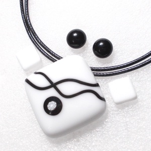 NEMESACÉL!   Fehér fekete nyaklánc és fülbevalók, ajándék névnapra, születésnapra. - ékszer - ékszerszett - Meska.hu