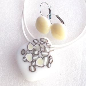 Fehér nyaklánc kavics mintával , ajándék ballagásra, névnapra, születésnapra., Ékszer, Ékszerszett, Ékszerkészítés, Üvegművészet, MESKA