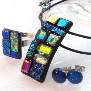 AKCIÓ!  Dichroic mozaik, üvegékszerszett, ajándék  lányoknak szalagavatóra, ballagásra, születésnapra, névnapra. , Ékszer, Ékszerszett, Ékszerkészítés, Üvegművészet, Fusing technikával készült üvegmedál és a hozzá tartozó gyűrű és a stiftes fülbevaló.  
Fekete alap..., MESKA