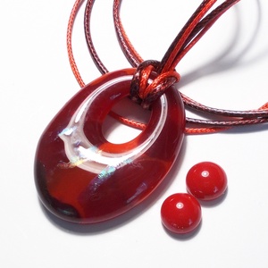 Bordó-piros árnyalatok, fémmentes trendi medál. - ékszer - nyaklánc - medálos nyaklánc - Meska.hu