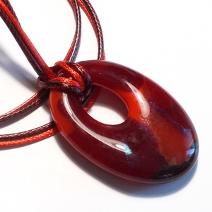 Bordó-piros árnyalatok, fémmentes trendi medál. - Meska.hu