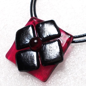 Metálfukszia nyaklánc, ajándék karácsonyra, névnapra születésnapra., Ékszer, Nyaklánc, Medál, Ékszerkészítés, Üvegművészet, MESKA