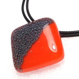  AKCIÓ! Elegáns piros karkötő, ajándék nőnek, névnapra, születésnapra. - ékszer - karkötő - karkötő medállal - Meska.hu