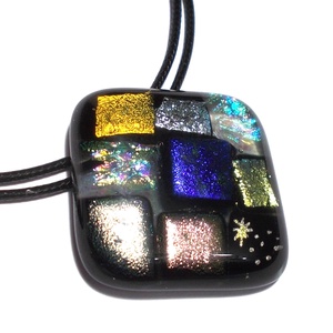 Dichroic fények nyaklánc. - ékszer - nyaklánc - medál - Meska.hu