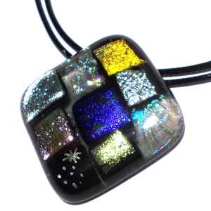 Dichroic fények nyaklánc. - ékszer - nyaklánc - medál - Meska.hu