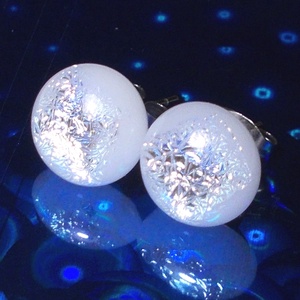 ORVOSI FÉM!  Ezüstös-fehér üveg fülbevaló  , ajándék nőnapra, lányoknak, ballagásra, névnapra, születésnapra., Ékszer, Fülbevaló, Pötty fülbevaló, Ékszerkészítés, Üvegművészet, MESKA