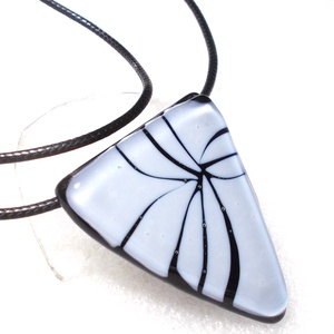 NEMESACÉL!   Fekete-fehér nyaklánc, ajándék névnapra, születésnapra. - Meska.hu