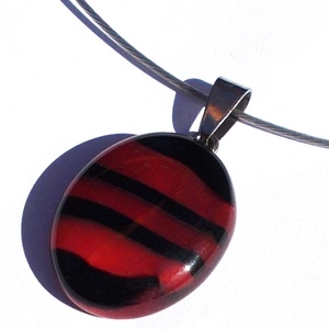 Piros-fekete sávok nyaklánc, névnapra születésnapra. - ékszer - nyaklánc - medál - Meska.hu