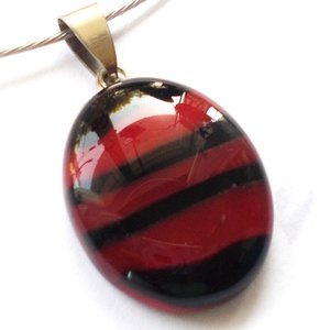 Piros-fekete sávok nyaklánc, névnapra születésnapra., Ékszer, Nyaklánc, Medál, Ékszerkészítés, Üvegművészet, MESKA