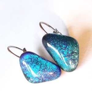 NEMESACÉL!  Szabálytalan dichroic   fülbevaló  ajándék nőknek, lányoknak, ballagásra, névnapra, születésnapra. - ékszer - fülbevaló - lógó fülbevaló - Meska.hu