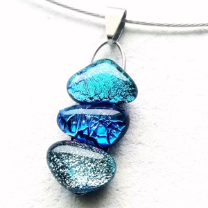  NEMESACÉL!   Kék fények dichroic nyaklánc., Ékszer, Ékszerszett, Ékszerkészítés, Üvegművészet, Kék- ezüst árnyalatú dichroic  üvegből készült, többszinten medál alapra ragasztva.
A fém alkatrész..., MESKA