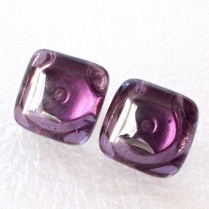 Lila kocka stiftes fülbevaló, ajándék  névnapra, születésnapra., Ékszer, Fülbevaló, Pötty fülbevaló, Ékszerkészítés, Üvegművészet, MESKA