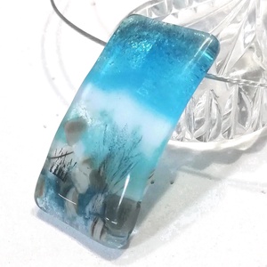 Tengeri színjáték, ékszerszett ., Ékszer, Nyaklánc, Medálos nyaklánc, Ékszerkészítés, Üvegművészet, Fusing technikával készült nyaklánc és fülbevaló. 
Különböző színárnyalatú kék-türkiz minőségi üveg..., MESKA