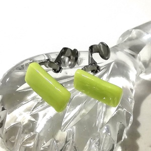 Üde zöld trendi klipszes fülbevaló  ajándék nőknek, lányoknak, névnapra, születésnapra. - ékszer - fülbevaló - klipsz - Meska.hu