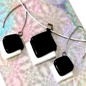 Fekete-fehér, nyaklánc és fülbevaló, nőknek, lányoknak, ballagásra, névnapra, születésnapra. - Meska.hu