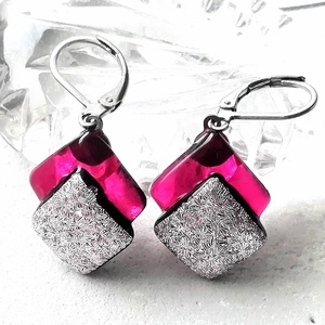 ORVOSI FÉM !  Fukszia kockák trendi  fülbevaló  , ajándék  névnapra, születésnapra. - Meska.hu