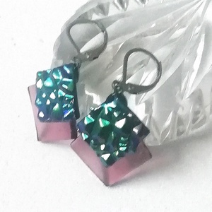 ORVOSI FÉM !  Mályvás szivárvány kockák trendi  fülbevaló  , ajándék  névnapra, születésnapra. - ékszer - fülbevaló - lógó fülbevaló - Meska.hu