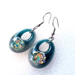 AKCIÓ!  Lógós dichroic fülbevaló, ajándék nőknek névnapra, születésnapra.  - ékszer - fülbevaló - lógó fülbevaló - Meska.hu