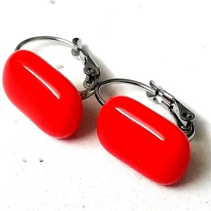 ORVOSI ACÉL!  Piros kapszula formájú trendi üveg fülbevaló. - Meska.hu