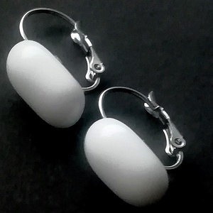 ORVOSI ACÉL!  Fehér kapszula formájú trendi üveg fülbevaló. - Meska.hu