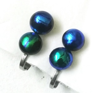 ORVOSI ACÉL KLIPSZ.  Kék-zöld dichroic gyöngyök, trendi klipszes fülbevaló. - ékszer - fülbevaló - klipsz - Meska.hu