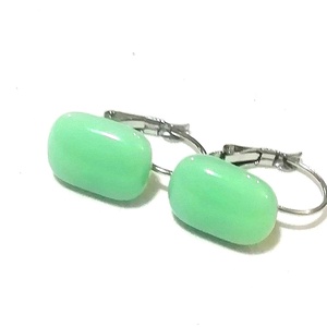 ORVOSI ACÉL!  Menta kapszula formájú trendi üveg fülbevaló. - ékszer - fülbevaló - lógó fülbevaló - Meska.hu