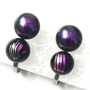 ORVOSI ACÉL KLIPSZ.  Lila-pink dichroic gyöngyök, trendi klipszes fülbevaló. - Meska.hu