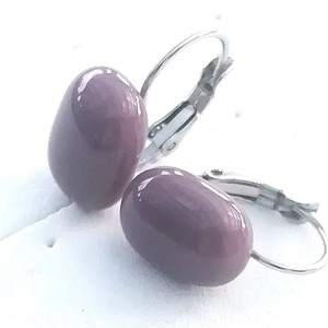 ORVOSI ACÉL! Levendula szinű kapszula formájú trendi üveg fülbevaló. - Meska.hu