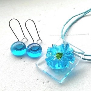 Kék virágos ékszerszett, ajándék  lányoknak szalagavatóra, névnapra, születésnapra. - Meska.hu