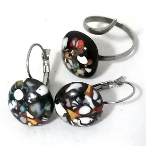 Színkavalkád feketén kapcsos fülbevaló és gyűrű, ajándék  névnapra, születésnapra. - Meska.hu