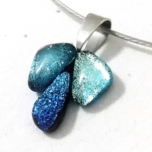  NEMESACÉL!   Ezüstkék cseppecske dichroic nyaklánc. - ékszer - nyaklánc - medálos nyaklánc - Meska.hu