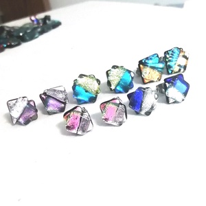 Orvosi fém!  Dichroic duó trendi fülbevaló, ajándék névnapra, születésnapra. - ékszer - fülbevaló - pötty fülbevaló - Meska.hu