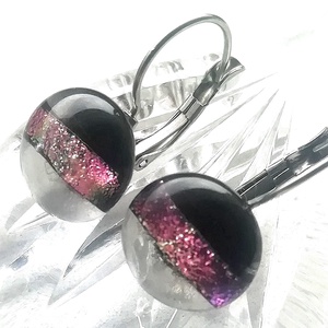 Fekete-rózsaszín szalagos  kapcsos fülbevaló, ajándék nőknek névnapra, születésnapra.  - Meska.hu