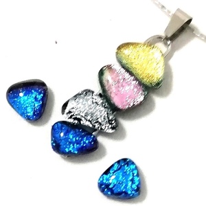  NEMESACÉL!  Színes dichroic kavicsok, szabálytalan ékszerszett., Ékszer, Ékszerszett, Ékszerkészítés, Üvegművészet, Kék-rózsaszín, arany és ezüst dichroic  üvegből készült, egyedi nemesacél többszintes medál alapra ..., MESKA