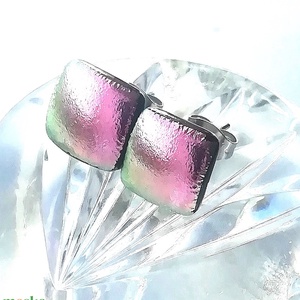 Magnólia stiftes fülbevaló., Ékszer, Fülbevaló, Pötty fülbevaló, , Rózsaszín árnyalatú dichroic üvegből készült.
Mérete 1 cm, nemesacél alapon
Gyűrű és karkötő és nya..., MESKA