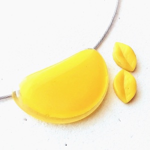 Citromsárga ékszerszett, ajándék névnapra, születésnapra., Ékszer, Ékszerszett, Ékszerkészítés, Üvegművészet, Sárga színű ékszerüvegből készűlt, ezüst színű sodronyra fűztem.
Medál mérete 3,6 cm
Fülbevaló sárg..., MESKA