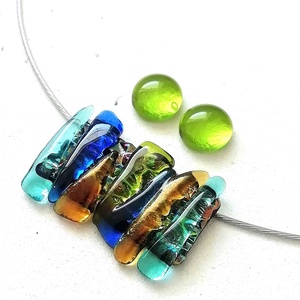 NEMESACÉL!  Szabálytalan szépség trendi dichroic ékszerszett., Ékszer, Ékszerszett, Ékszerkészítés, Üvegművészet, Fusing technikával készült, csúcsminőségű szines dichroic ékszerüvegből.
Medál mérete 4,0 x 2, 2 cm..., MESKA